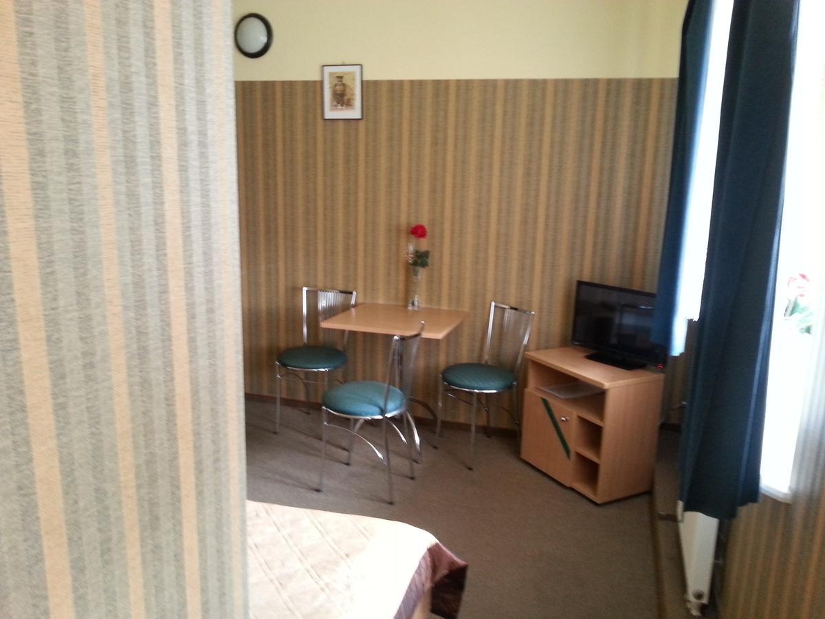 Max Na Terenie Stacji Mol Hotel Прадземин Екстериор снимка