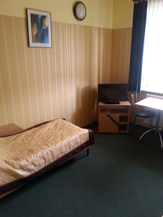 Max Na Terenie Stacji Mol Hotel Прадземин Екстериор снимка